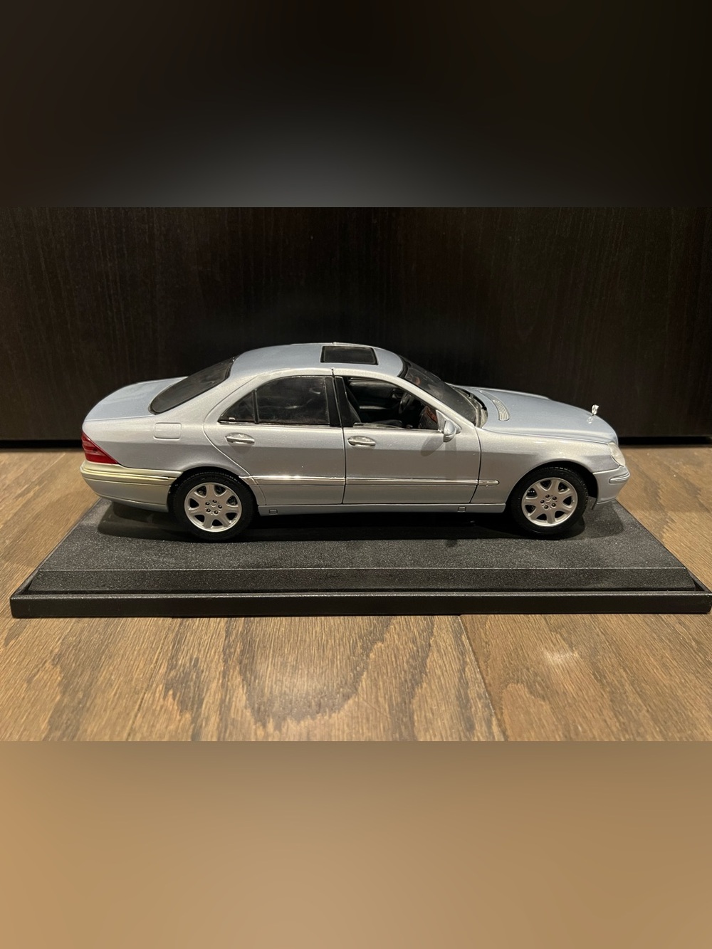 1:18 Maisto Mercedes-Benz S500 (W220) Dealer Edition Promotional Model - Picture 7 of 10